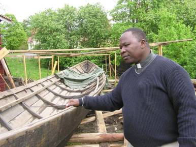 Emmanuel ihmetteli kirkkoveneen kokoa ja sen käyttöä vuosisatojen aikana.