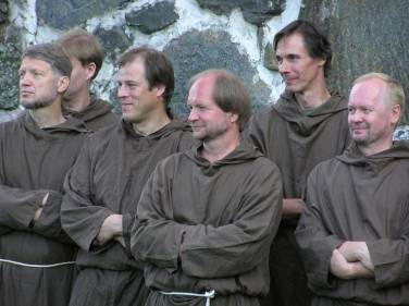 Fransiskaanie pukuihin sonnustautuneet laulajat juhlistivat Gregorianan päätöstä tänä vuonna 